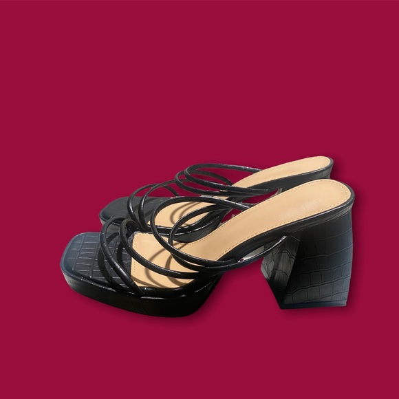 BRAND NEW Black chunky heels - Picture 2 of 2